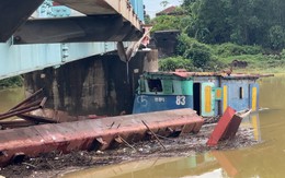 Ba sà lan mắc kẹt ở trụ cầu Mỹ Chánh: 1 chiếc trôi đi, sớm trục vớt 2 chiếc còn lại, hiện tàu hỏa vẫn qua cầu 