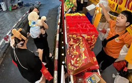 Chủ tiệm quẩy hết cỡ khi có 'khách sộp' mua bánh trung thu