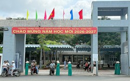 Đi họp phụ huynh trễ bị trường đóng cổng không cho vào: Hiệu trưởng xin lỗi