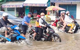 Video người dân Cần Thơ bì bõm dắt xe, 'lội nước' đi làm trong triều cường ngày đầu tuần