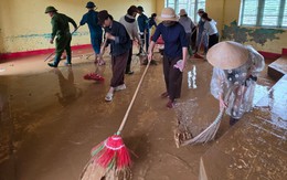 Lũ rút, thầy cô Quảng Trị tất tả dọn trường, hàng ngàn học sinh tạm nghỉ học