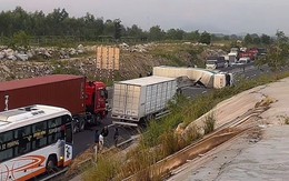 Xe tải lật chắn ngang cao tốc Vĩnh Hảo - Phan Thiết do tài xế buồn ngủ
