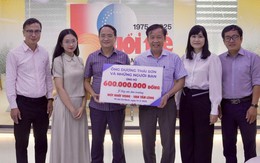 Ông Dương Thái Sơn trao 600 triệu đồng, cùng cựu sinh viên góp sức cho Tiếp sức đến trường