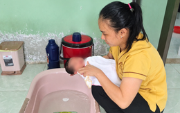 Bé gái bị bỏ rơi trước cửa nhà dân, kèm mảnh giấy ghi ngày sinh