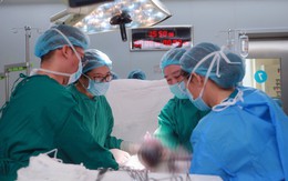 Hy hữu: Trẻ sơ sinh bị vòng xơ thắt nghẹt cẳng chân từ trong bụng mẹ
