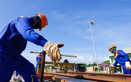 Khẩn trương lắp đặt 1km đường ray đầu tiên cho tuyến tàu điện đô thị ở Phú Quốc