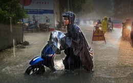 Mưa lớn đúng giờ tan tầm, nhiều tuyến đường Hà Nội ngập sâu, ùn tắc kéo dài