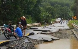 Nước lũ rút, mặt đường quốc lộ hiện ra như 'bánh đa vỡ'