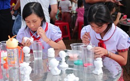 Trẻ trang trí heo đất tiết kiệm, rộn ràng đón mùa trăng yêu thương