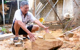 Người dân tháo chạy khi đất đá từ quả núi sau nhà ào ào lao xuống