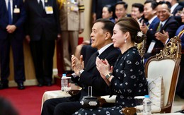 Nhà vua Thái Lan và Hoàng hậu nghe sinh viên Hà Nội nói tiếng Thái