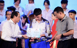 Trường ĐH Nguyễn Tất Thành ủng hộ Tiếp sức đến trường 750 triệu đồng: Làm điểm tựa đúng lúc!