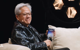 CEO Nvidia bật loa ngoài cho cả ngàn người nghe ông Trump nói về AI