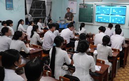 Bàn ghế không phù hợp chiều cao học sinh: Bác sĩ cảnh báo, nhà trường lên tiếng 