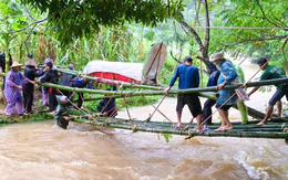 Huy động 40 người làm cầu tạm qua suối trong mưa lũ để đưa người chết đi chôn cất