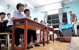 Bàn ghế trường học 'đóng khung' một cỡ, cao 1m85 vẫn ngồi bàn như bạn 1m55