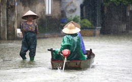 Nước lũ lên cao, 28 hộ dân ngoại thành Hà Nội phải sơ tán