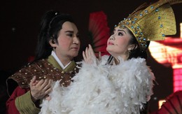 Hoa Hạ nhớ vị giám đốc ‘chịu chơi’ để có cải lương hoành tráng Kim Vân Kiều, Chiếc áo thiên nga