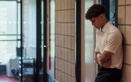 Bị đình chỉ học vì... kéo khóa cặp quá to
