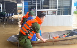 Trung tâm y tế ngập lụt, công an dùng thuyền đưa bệnh nhân ra vào