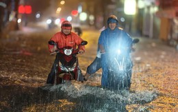 Nhiều đường tại TP.HCM ngập sau trận mưa lớn, hầm chui nút giao An Phú không ngập