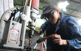 Mượn 16 triệu nhập học, nam sinh mồ côi miệt mài làm thêm ở xưởng cơ khí