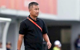 HLV Đinh Hồng Vinh: 'Nghe lời học trò, mặc áo đen đúng là may mắn'