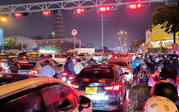 Kẹt xe không lối thoát trên đường Phạm Văn Đồng, TP.HCM lúc đêm muộn