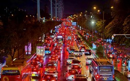 22h đêm, ngã tư Phạm Văn Đồng và Phan Văn Trị, TP.HCM vẫn kẹt xe không lối thoát