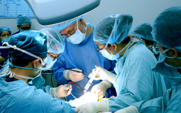 Hai trẻ điếc bẩm sinh phức tạp được mở cánh cửa âm thanh nhờ kỹ thuật đầu tiên ở Việt Nam