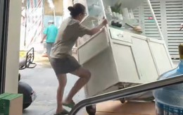 Chủ quán ngẩn ngơ vì vừa mở cửa đã phải dọn hàng sớm
