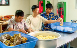 Câu chuyện bữa cơm giữa biển khơi và những người lính giữ chặt nồi canh