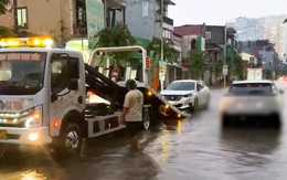 Hàng loạt ô tô chết máy mắc kẹt giữa đường, phải gọi cứu hộ sau mưa lớn ở Vinh 