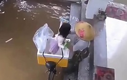 Khoảnh khắc hài hước khi bà đưa cháu đi chạy lũ