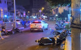 Cô gái không chịu lên xe, nam thanh niên lái ô tô tông nhiều xe máy trên đường