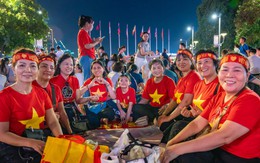 Phố đi bộ Nguyễn Huệ rộn ràng trước giờ bắn pháo hoa mừng Quốc khánh 2-9