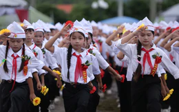 Đội hình thiếu nhi 400 em một xóm duyệt nghi thức Đội 'gây sốt'