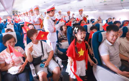 Mini concert ở độ cao 10.000m và tiết mục Quốc ca của các em câm điếc vỡ òa dịp Quốc khánh