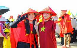 Hàng ngàn người lội xuống biển cổ vũ hội bơi chải truyền thống làng chài Quảng Trị
