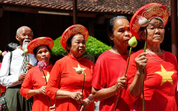 Dòng người thành kính dâng hoa sen trong lễ giỗ Chủ tịch Hồ Chí Minh