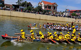 Có gì ở hội đua thuyền quê Đại tướng Võ Nguyên Giáp mà cả chục ngàn người kéo đến cổ vũ?