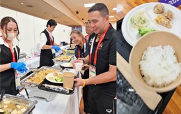 Dân mạng ví suất ăn ở điểm thi đấu Asiad 2026 như… ăn thử trong siêu thị