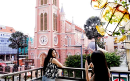 Ngồi cà phê, ngắm nhà thờ màu hồng, khu phố Tân Định, TP.HCM vào top 'chất nhất thế giới'