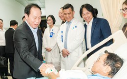 Phó thủ tướng Lê Tiến Châu thăm làm việc tại Bệnh viện Đại học Quốc tế Hồng Bàng