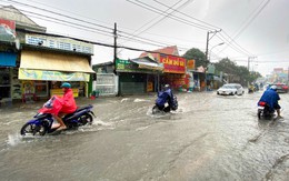 Mưa lớn giữa trưa chủ nhật, đường Bình Chiểu ở TP.HCM ngập nửa bánh xe sau 15 phút
