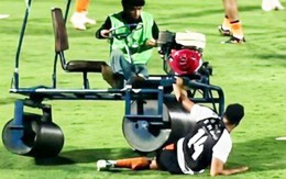 Cựu sao Ngoại hạng Anh gặp ‘tai nạn giao thông’ hi hữu trên sân cỏ Thái Lan
