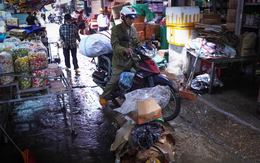 Sau trận mưa kỷ lục, chợ Vinh ngổn ngang, hàng hóa bị cuốn trôi lẫn với rác