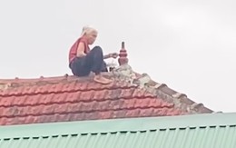 Cụ bà gần 80 tuổi leo lên mái nhà sửa ngói khiến cộng đồng mạng 'hú hồn'