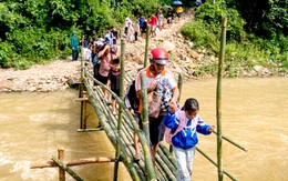 Núi lở lấp đường, xã làm cầu tạm, mở đường xuyên rừng đưa 172 học sinh đến lớp