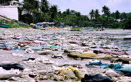 Rác tràn vào bờ biển Mũi Né nhiều 'kinh hoàng', con người rải xuống, biển trả lại?